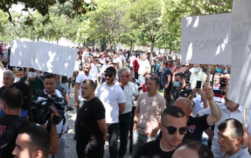 Transporti publik proteste para Ministrise: Improvizojne respektimin e masave